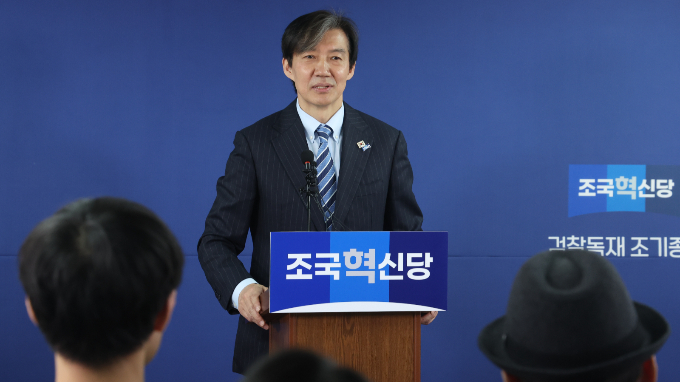 조국 조국혁신당 대표가 1일 오후 MBC 뉴스외전에 출연해 '이·조'(이재명·조국) 심판론에 대해 얍삽한 프레임이라고 비유했다. 사진은 지난달 29일 서울 여의도 중앙당사에서 취재진의 질문을 받는 조 대표. /사진=뉴스1