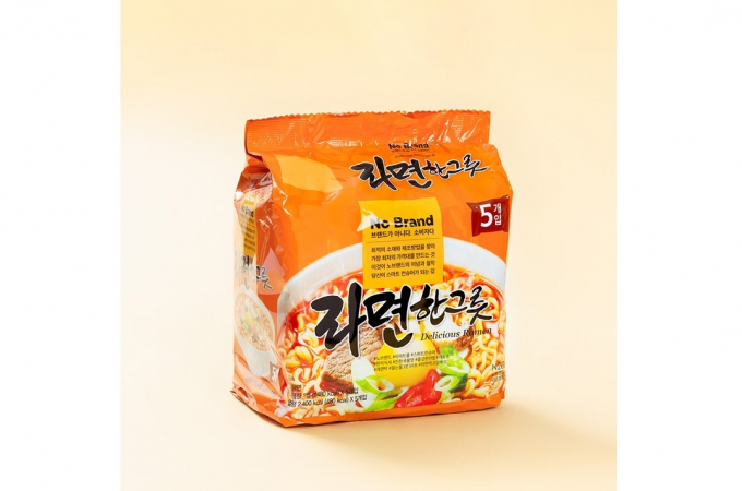 노브랜드가 올 1월 밀가루 등 원부자재 가격 상승으로 자체브랜드 제품인 '라면한그릇'의 가격을 인상했다. /사진=이마트