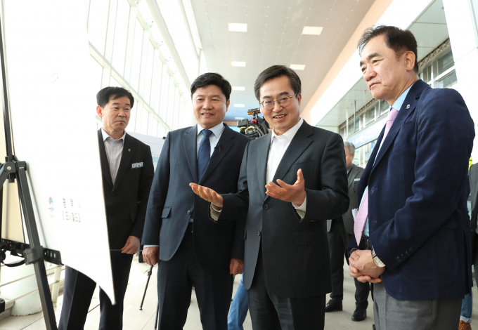 김동연 경기도지사(오른쪽 두번째)가 1일 평택 지제역을 방문해 정장선 평택시장(오른쪽)을 만나 수도권 광역급행철도(GTX) A·C노선의 평택 지제역 연장을 최대한 지원하겠다고 밝혔다. / 사진제공=평택시