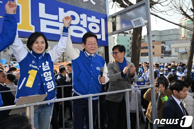 [사진] 남영희 후보 손 맞잡은 이재명 대표