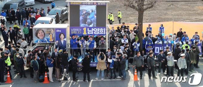 [사진] 이재명 대표, 용현시장서 남영희 후보 지원유세