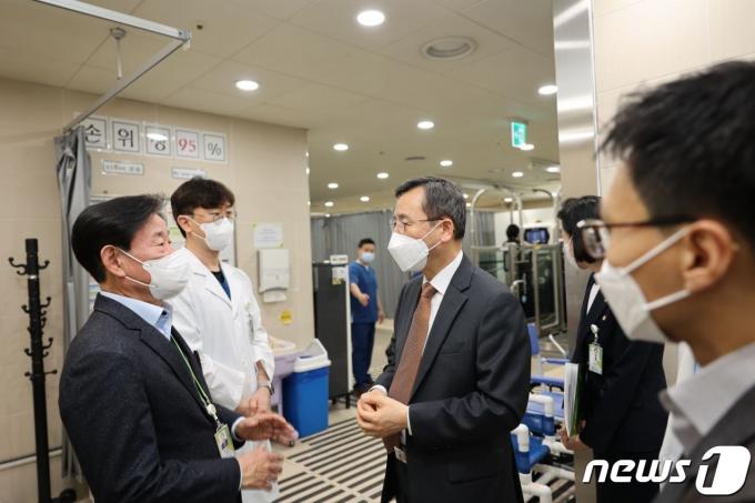 [사진] 중앙보훈병원 찾은 인성환 안보실 2차장
