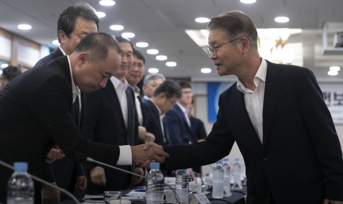 이정식 고용노동부 장관(오른쪽)이 지난해 8월18일 '산재사망사고 감축을 위한 건설업 안전보건 리더회의'에 참석해 마창민 DL이앤씨 대표이사와 인사하고 있다. /사진=뉴스1