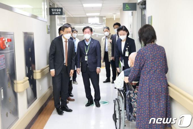 인성환 국가안보실 제2차장이 1일 오후 비상진료체계 점검 및 의료진 격려를 위해 서울 강동구 중앙보훈병원을 찾아 요양중인 국가유공자를 향해 인사하고 있다. (대통령실 제공) 2024.4.1/뉴스1 ⓒ News1 안은나 기자