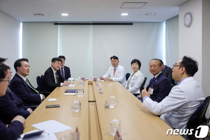 [사진] 의료진 의견 듣는 윤석열 대통령