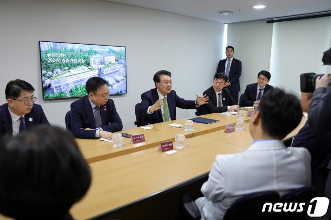 [사진] 윤 대통령, 의료개혁 대국민담화 발표 뒤 의료진 간담회
