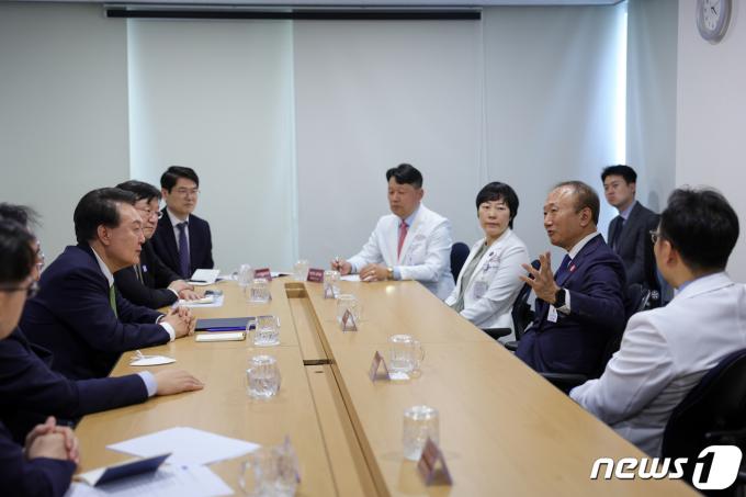 [사진] 발언 듣는 윤석열 대통령