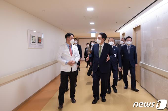 [사진] 윤 대통령, 의료개혁 대국민담화 발표날 지역 2차 병원 방문