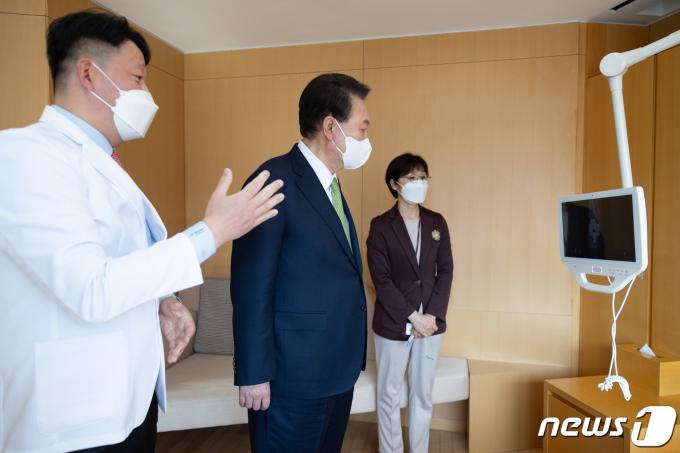 [사진] 윤 대통령, 의료개혁 대국민담화 발표날 병원 방문
