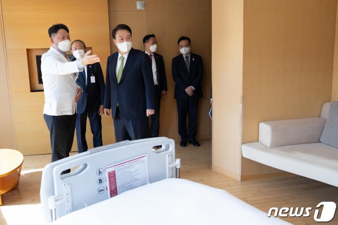 [사진] 대국민담화 발표 뒤 지역 2차 병원 찾은 윤 대통령