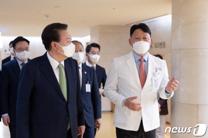 [사진] 윤석열 대통령, 대전 유성선병원 방문