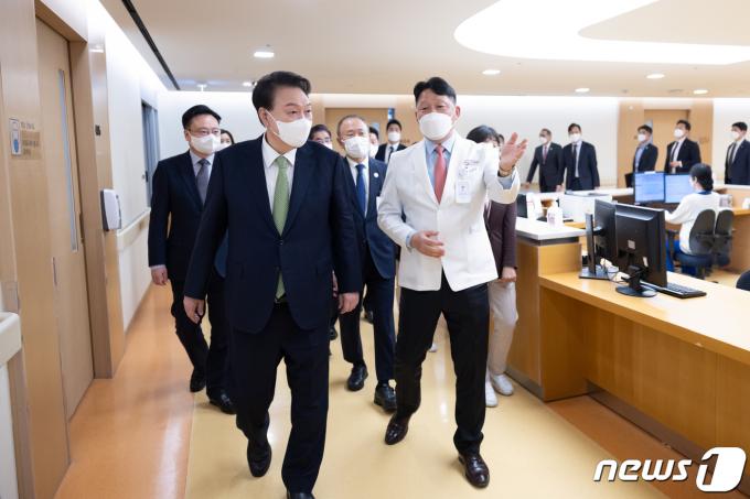 [사진] 윤석열 대통령, 대전 유성선병원 방문