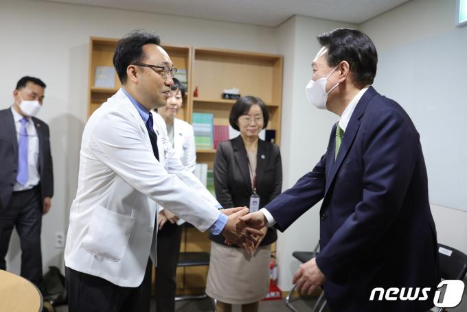 [사진] 의료진과 인사하는 윤 대통령