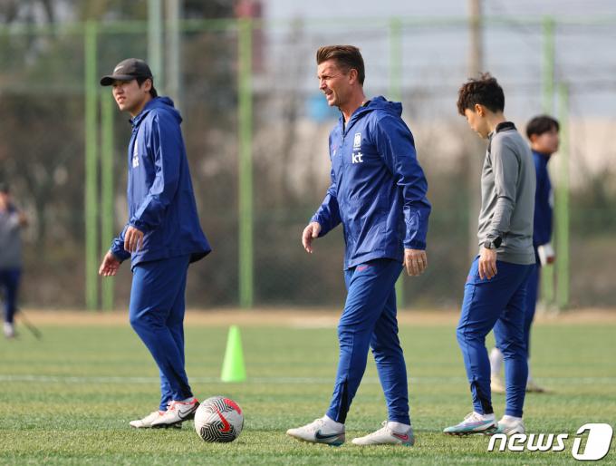 콜린 벨 대한민국 여자 축구대표팀 감독이 1일 오후 이천 부발읍 이천시종합운동장에서 필리핀과의 평가전을 앞둔 선수들의 훈련 상황을 바라보고 있다. 여자대표팀은 필리핀을 상대로 오는 5일과 8일 두 차례 경기를 펼친다. 2024.4.1/뉴스1 ⓒ News1 이재명 기자