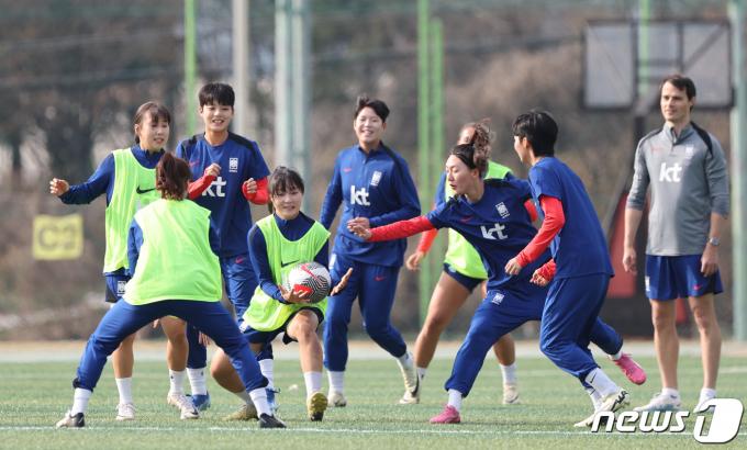 대한민국 여자 축구대표팀 선수들이 1일 오후 이천 부발읍 이천시종합운동장에서 필리핀과의 평가전을 앞두고 훈련을 하고 있다. 여자대표팀은 필리핀을 상대로 오는 5일과 8일 두 차례 경기를 펼친다. 2024.4.1/뉴스1 ⓒ News1 이재명 기자