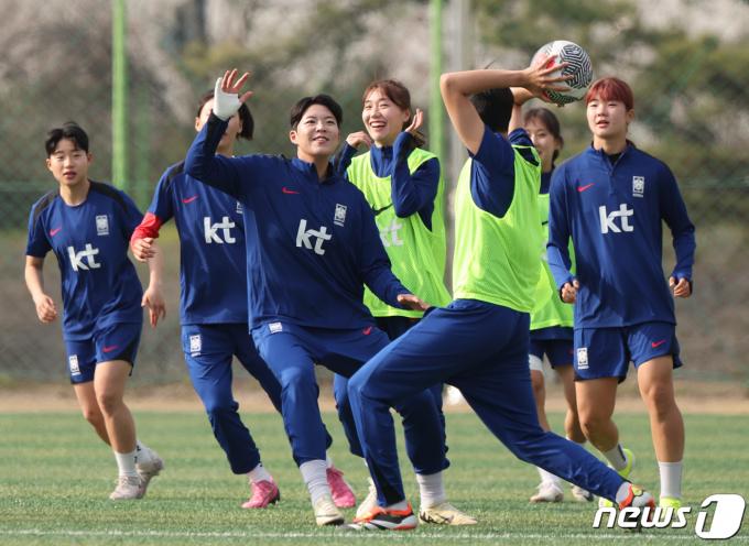 대한민국 여자 축구대표팀 선수들이 1일 오후 이천 부발읍 이천시종합운동장에서 필리핀과의 평가전을 앞두고 훈련을 하고 있다. 여자대표팀은 필리핀을 상대로 오는 5일과 8일 두 차례 경기를 펼친다. 2024.4.1/뉴스1 ⓒ News1 이재명 기자