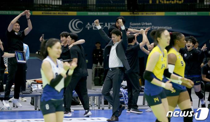 30일 오후 경기 수원시 장안구 수원실내체육관에서 열린 프로배구 ‘도드람 2023~2024 V리그’ 여자부 챔피언결정전 2차전 흥국생명과 현대건설의 경기, 현대건설 강성형 감독이 승리 후 기뻐하고 있다. (현대건설 배구단 제공) 2024.3.30/뉴스1