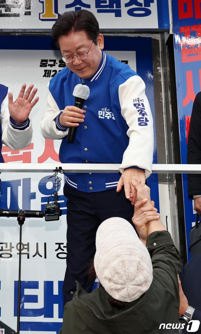 [사진] 지지자 손잡는 이재명 대표
