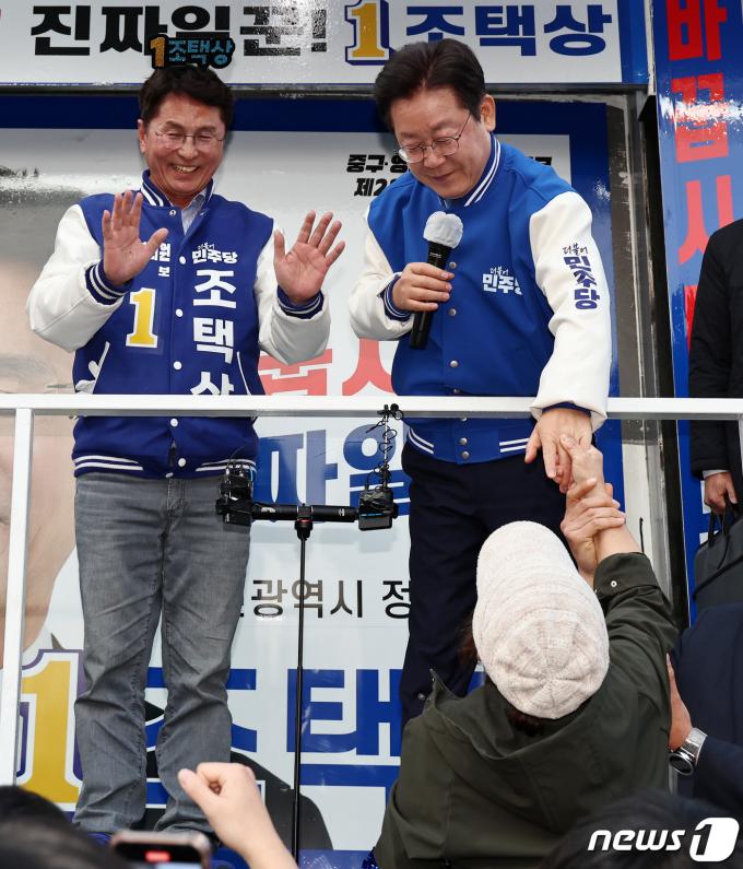 [사진] 지지자 손잡는 이재명