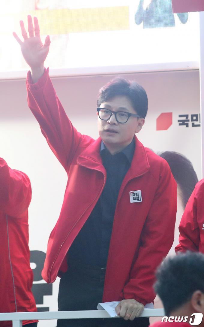 [사진] 손 흔드는 한동훈 위원장