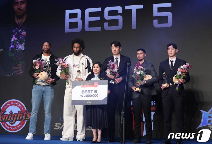 1일 서울 강남구 삼성동 그랜드 인터컨티넨탈 서울 파르나스에서 열린 2023-2024 정관장 프로농구 시상식에서 베스트 5에 선정된 원주 DB 디드릭 로슨(왼쪽부터), 수원 KT 패리스 배스, 원주 DB 강상재, 이선 알바노, 고양 소노 이정현이 기념촬영을 하고 있다. 2024.4.1/뉴스1 ⓒ News1 김성진 기자