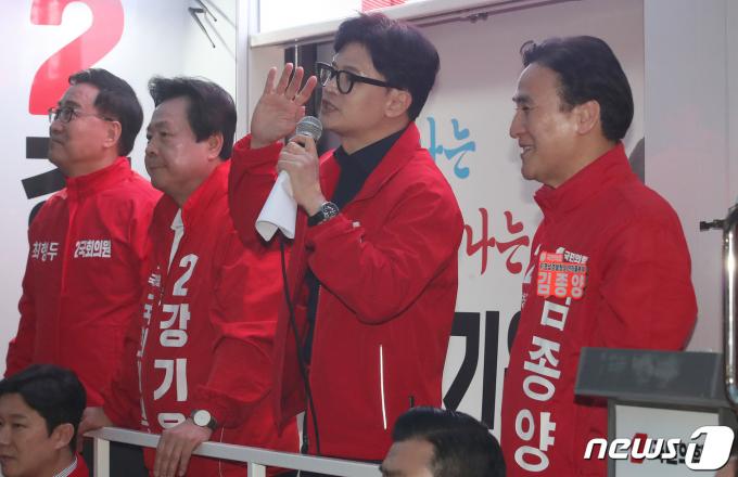 [사진] 한동훈 '강기윤·김종양 믿어주세요'
