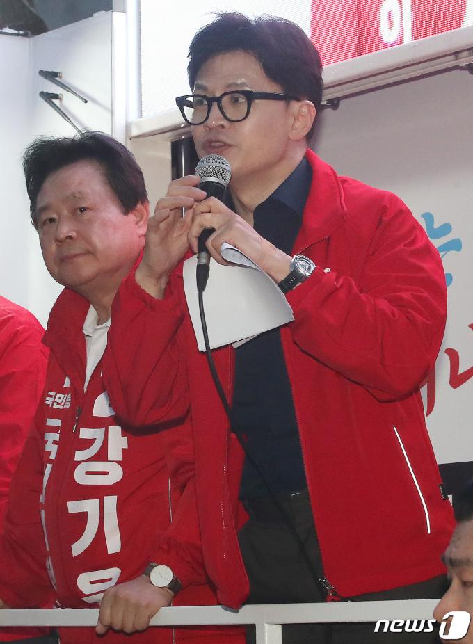 [사진] 한동훈 위원장 '강기윤 믿어주세요'