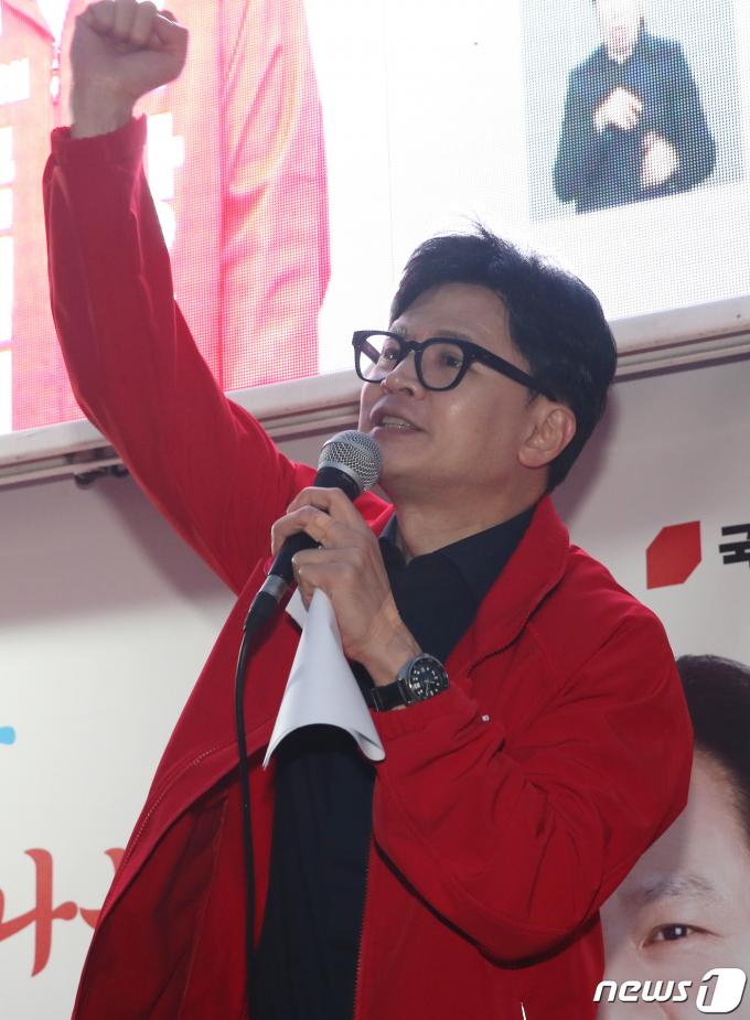 [사진] 한동훈 위원장 '주먹 불끈'