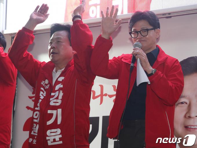 [사진] 강기윤 후보 지지 호소하는 한동훈 위원장