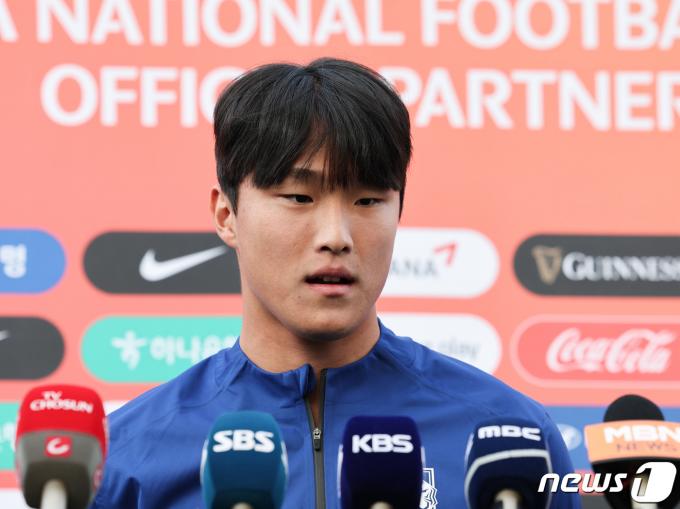 대한민국 올림픽 축구대표팀 안재준이 1일 오후 이천 부발읍 이천시종합운동장에서 파리 올림픽 아시아 예선을 겸해 열리는 2024 아시아축구연맹(AFC) U23 아시안컵 준비를 위한 훈련에 앞서 각오를 밝히고 있다. 2024.4.1/뉴스1 ⓒ News1 이재명 기자