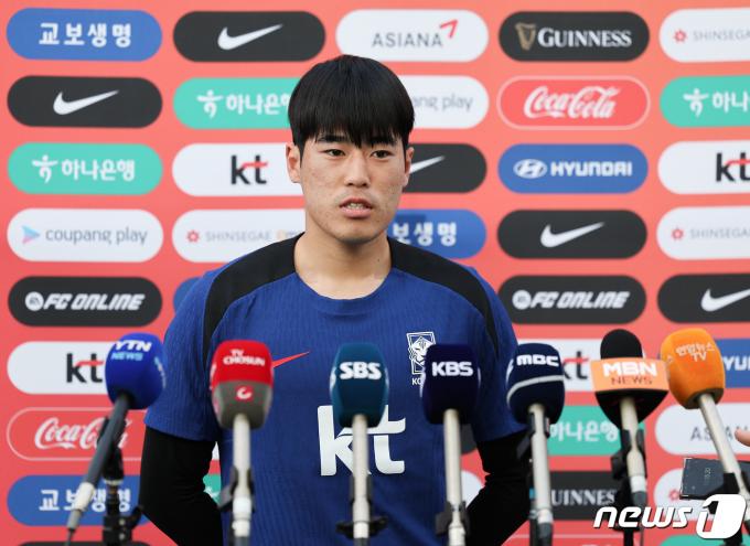 대한민국 올림픽 축구대표팀 홍윤상이 1일 오후 이천 부발읍 이천시종합운동장에서 파리 올림픽 아시아 예선을 겸해 열리는 2024 아시아축구연맹(AFC) U23 아시안컵 준비를 위한 훈련에 앞서 각오를 밝히고 있다. 2024.4.1/뉴스1 ⓒ News1 이재명 기자