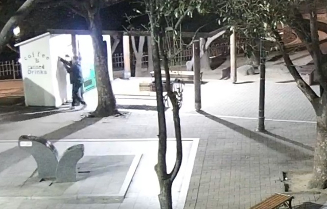 A씨 일당이 불법 현수막을 내걸고 있는 모습, 대구시선관위는 A씨 일당을 경찰에 고발했다./사진제공=대구광역시선거관리위원회