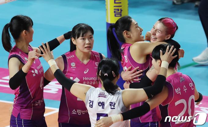 [사진] 득점 기뻐하는 흥국생명