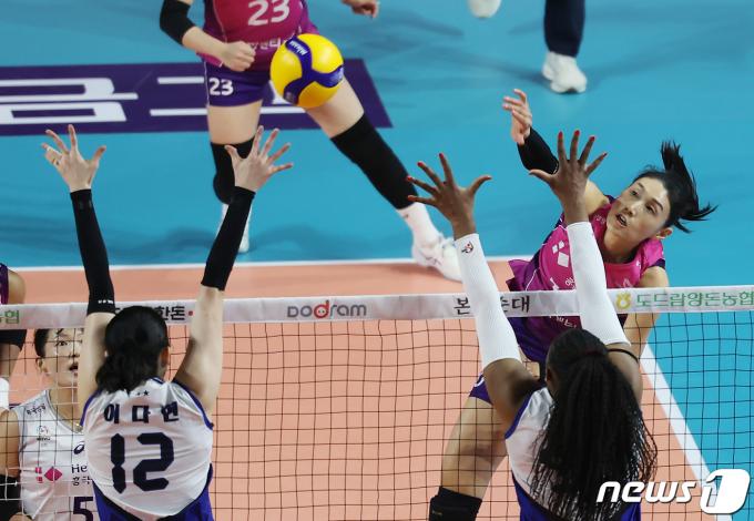 [사진] 스파이크 하는 김연경