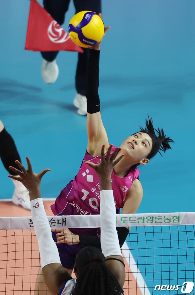 [사진] 스파이크 하는 김연경