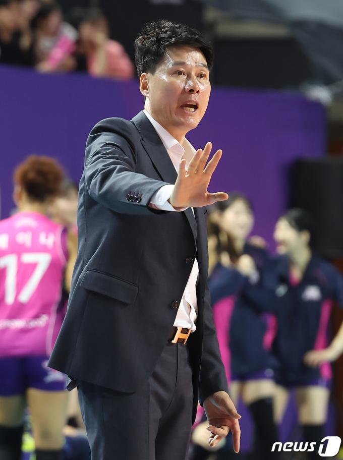 [사진] 작전지시 하는 강성형 감독