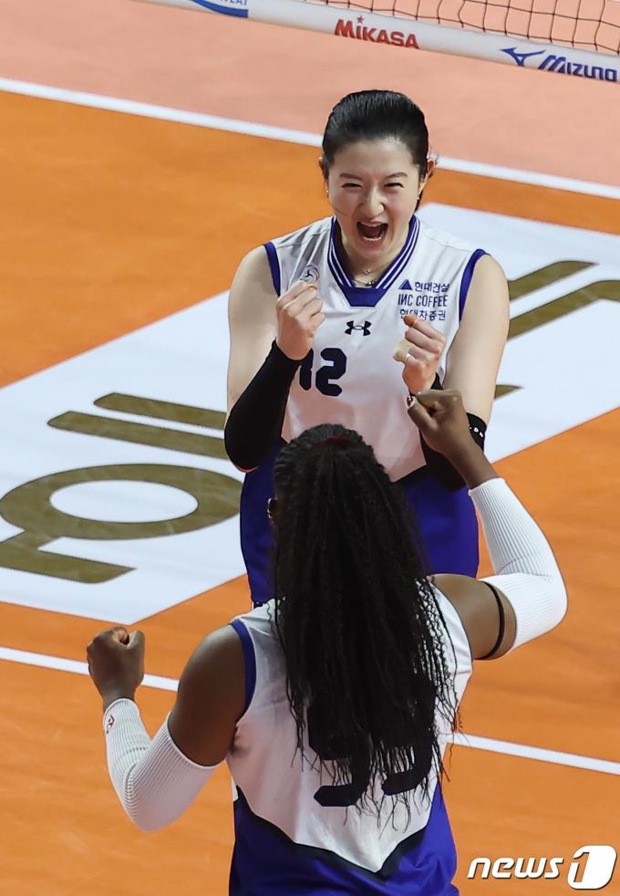 1일 오후 인천 삼산월드체육관 열린 프로배구 '도드람 2023-2024 V리그' 여자부 챔피언결정전 3차전 흥국생명과 현대건설의 경기에서 현대건설 이다현과 모마가 득점에 성공한 뒤 기뻐하고 있다. 2024.4.1/뉴스1 ⓒ News1 김민지 기자
