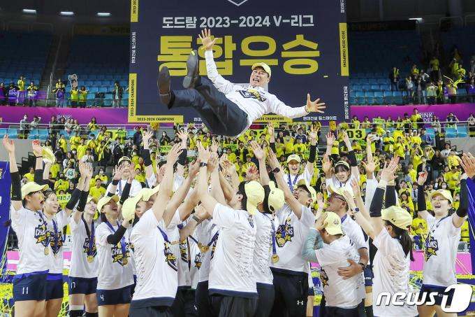 [사진] 현대건설, 13년 만의 통합우승