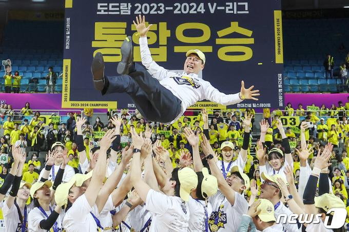 [사진] 현대건설, 13년 만의 통합우승