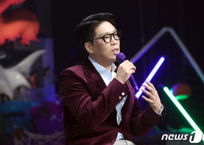 래퍼 MC몽이 25일 오후 서울 광진구 YES24 라이브홀에서 열린 음감회에 참석해 취재진 질문에 답하고 있다. MC몽은 지난 2010년 병역 기피 혐의로 논란이 되며 방송활동을 중단했다. 법원은 2012년 그에게 무혐의 판결을 내렸지만, 입대를 연기하려 했다는 이유로 집행유예를 선고했다. 2019.10.25/뉴스1 ⓒ News1 권현진 기자