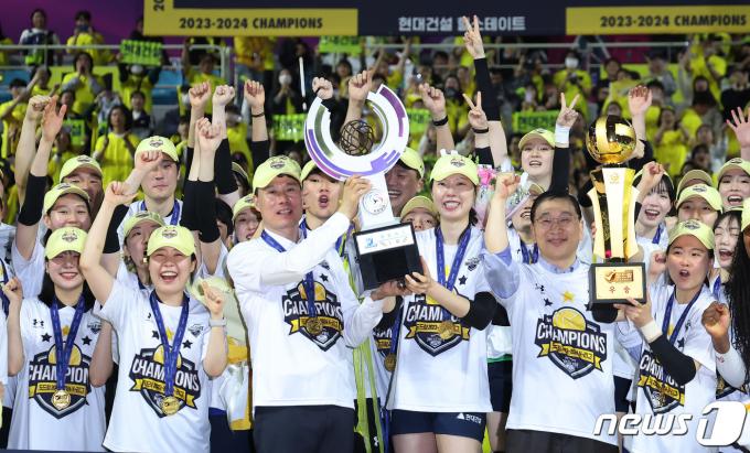 [사진] 챔프전 우승 트로피 든 현대건설