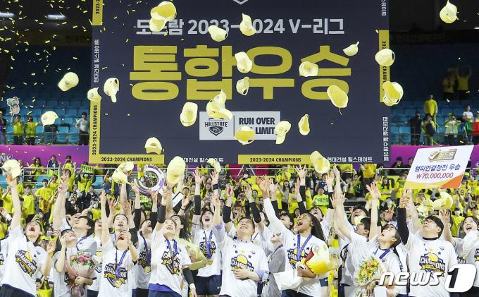 [사진] 챔프전 우승의 기쁨 만끽하는 현대건설