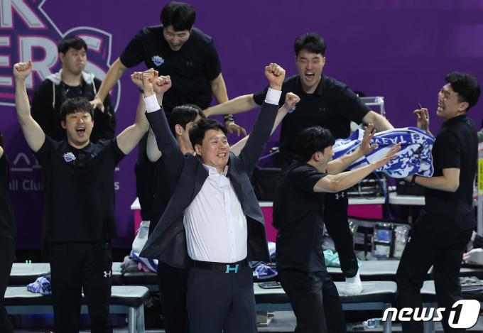 [사진] 우승 기뻐하는 강성형 감독