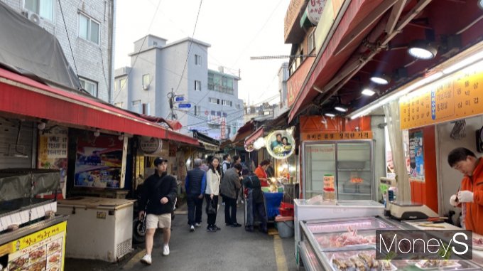 최근 여론조사에서 곽 후보와 최 후보는 초박빙 양상을 보이고 있다. 사진은 창신골목시장의 모습. /사진=정수현 기자