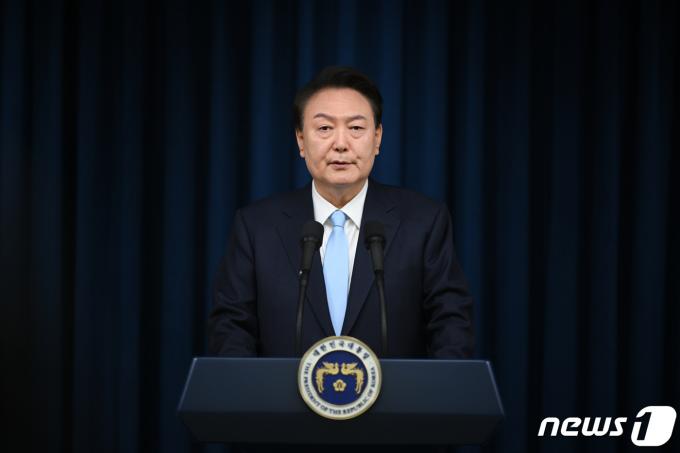 윤석열 대통령이 1일 오전 용산 대통령실 브리핑룸에서 의대 정원 증원 등 의료개혁과 관련 대국민담화 '국민께 드리는 말씀'을 발표하고 있다. (대통령실 제공) 2024.4.1/뉴스1 ⓒ News1 안은나 기자