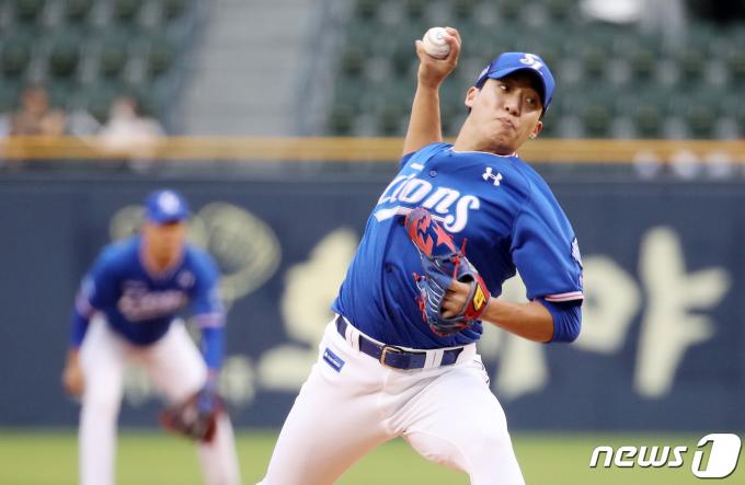 9일 오후 서울 송파구 잠실야구장에서 열린 프로야구 '2023 신한은행 SOL KBO리그' 삼성 라이온즈와 두산 베어스의 경기에서 삼성 선발 원태인이 역투하고 있다. 2023.8.9/뉴스1 ⓒ News1 김성진 기자