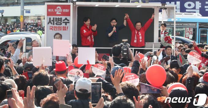 한동훈 국민의힘 총괄선거대책위원장이 1일 오후 부산 북구 덕천 젊음의거리에서 열린 '국민의힘으로 북구살리기' 지원유세에서 서병수 부산 북구갑 후보, 박성훈 부산 북구을 후보와 함께 지지를 호소하고 있다. 2024.4.1/뉴스1 ⓒ News1 임세영 기자
