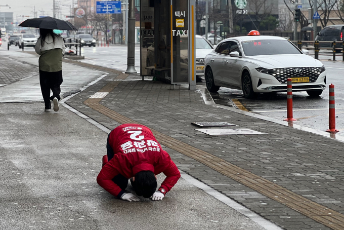 곽관용 후보가 세 발 걷고 한번 절하는 체인지 로드를 하고 있다. /사진제공=곽관용 선거캠프