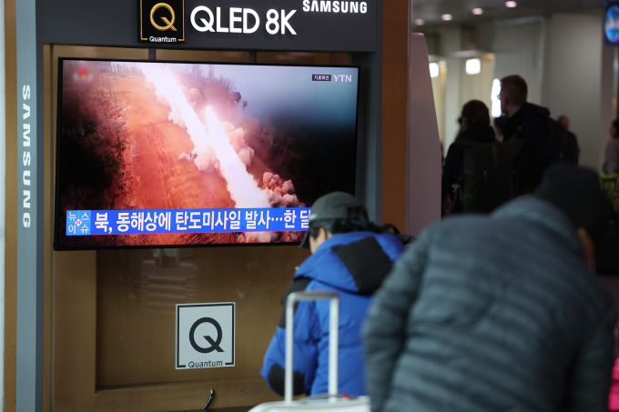 북한이 2일 오전 동해상으로 미상의 탄도미사일을 발사했다. 사진은 지난달 18일 북한이 미사일을 발사할 당시 서울역에서 관련 뉴스를 시청하는 시민들. /사진=뉴스1