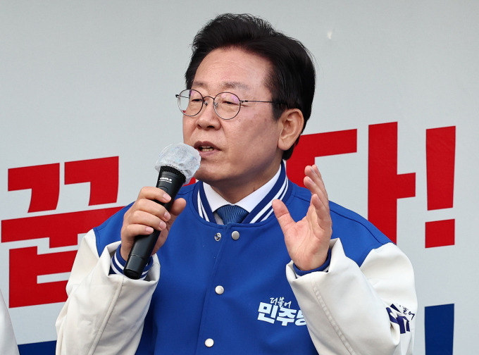 이재명 더불어민주당 대표가 2일 대장동 의혹 재판 출석을 위해 선거 유세를 하루 건너뛴다. 사진은 이 대표가 지난 1일 인천 중구 영종하늘도시 별빛광장에서 조택상 인천 중구강화옹진 민주당 후보 지원 유세에 나선 모습. /사진=뉴스1